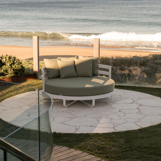 How to Choose an Outdoor Daybed: The Complete Buying Guide